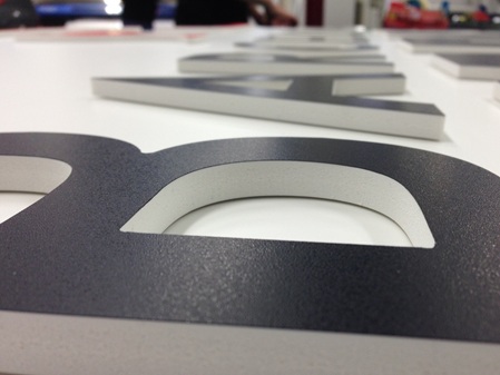 Nahaufnahme von 3D-Buchstaben mit gefräster Schrift – Werbetechnik und Reliefbuchstaben von Folien Fischer in Hamburg Bergedorf, Reinbek, Geesthacht, Glinde, Wentorf und Schwarzenbek