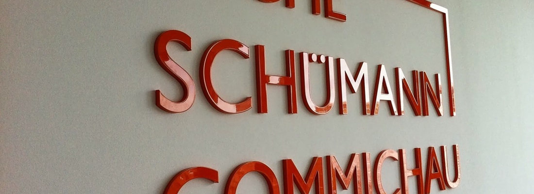 3D Wandbuchstaben in Rot, Acrylglas Firmenlogo an Innenwand, Folien Fischer Hamburg fertigt Wandbeschriftungen für Unternehmen in Bergedorf, Geesthacht, Reinbek, Glinde, Wentorf und Lauenburg.