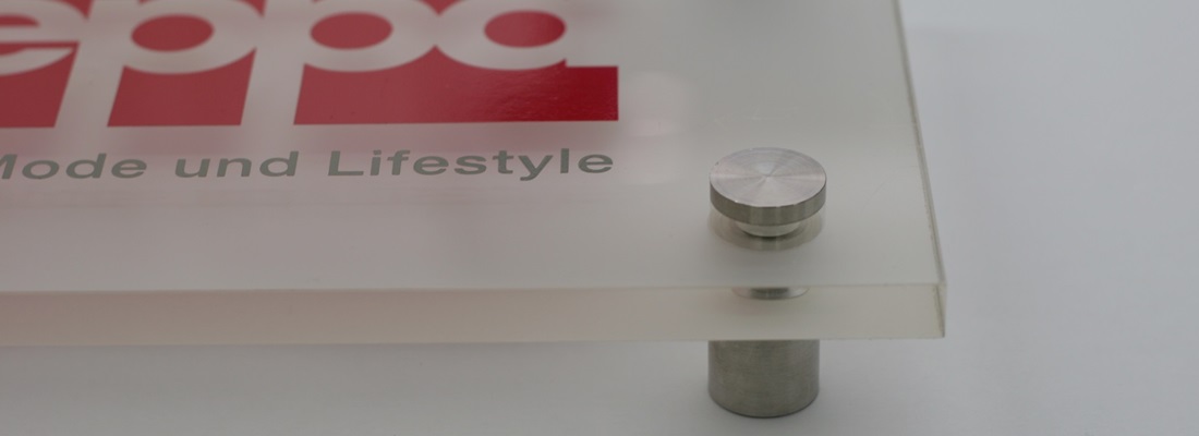 Acrylglasschild mit Edelstahl-Abstandshaltern und Druck – hochwertiges Firmenschild für Praxen, Kanzleien und Geschäfte, gefertigt von Folien Fischer Hamburg, Bergedorf, Schwarzenbek, Geesthacht, Reinbek, reinstorf, lüneburg Lauenburg, Glinde.