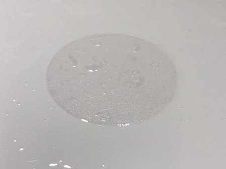 Runder transparenter Antirutsch-Aufkleber für Bad und Dusche – rutschfeste Folie für Fliesen, Wannen und glatte Oberflächen. Ideal für mehr Sicherheit, erhältlich bei Folien Fischer Hamburg, Bergedorf, Schwarzenbek, Geesthacht, Reinbek, Lauenburg, Glinde.