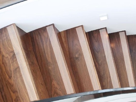 Antirutschfolie auf Holztreppe – transparente Sicherheitsstreifen gegen Ausrutschen, ideal für Privathaushalte und Gewerbe. Montage durch Folien Fischer Hamburg, Bergedorf, Schwarzenbek, Geesthacht, Reinbek, Lauenburg, Glinde.