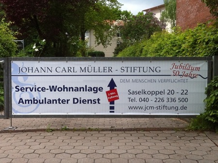 Banner Plane Johann Carl Müller Stiftung – Service-Wohnanlage und Ambulanter Dienst, Jubiläum 50 Jahre. Gestaltung durch Folien Fischer Hamburg für Werbung in Bergedorf, Reinbek, Geesthacht, Wentorf, Glinde und Lauenburg.