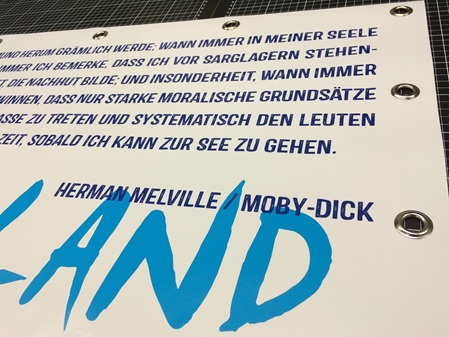Banner Plane mit Zitat aus Moby Dick von Herman Melville, hochwertiger Druck mit Metallösen. Produktion und Gestaltung durch Folien Fischer Hamburg für Kunden in Bergedorf, Reinbek, Geesthacht, Wentorf, Glinde und Lauenburg
