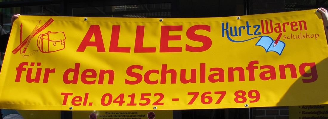 Banner Plane „Alles für den Schulanfang“ vom KurtzWaren Schulshop – auffällige gelbe Werbeplane gestaltet von Folien Fischer Hamburg Bergedorf, Reinbek, Geesthacht, Wentorf, Glinde und Lauenburg