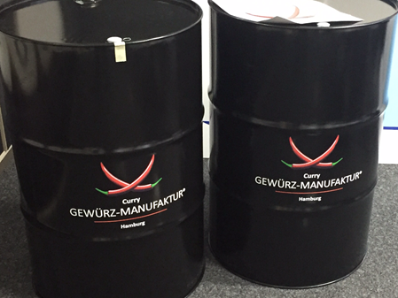 Individuell bedruckte Fässer für die Curry Gewürz Manufaktur Hamburg – Werbetechnik und Folienbeschriftung von Folien Fischer in Bergedorf, Geesthacht, Reinbek, Wentorf, Glinde und Lüneburg