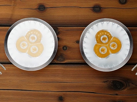 LED-Filterfolien Hamburg: zwei runde LED-Spots im direkten Vergleich – links ohne Farbfilter, rechts mit orangefarbener Folie für warmes Licht