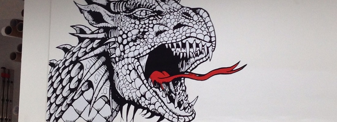 digitaldruck auf einer weißen wand