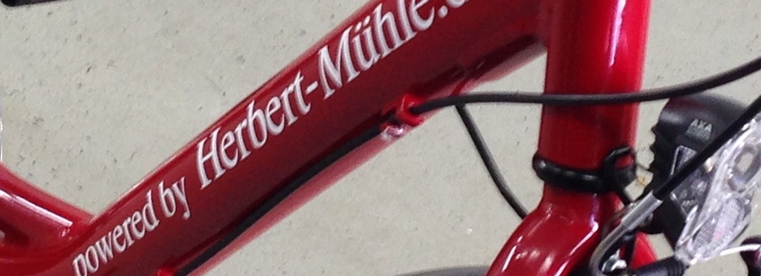 rotes fahrrad mit weißer schrift