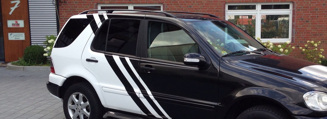 Fahrzeugfolierung Hamburg – Mercedes SUV mit Schwarz-Weiß-Design von Folien Fischer, professionelle Autofolierung in Bergedorf, Reinbek, Glinde, Geesthacht und Wentorf.