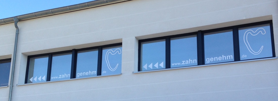 Fensterbeklebung Zahnarztpraxis mit Logo und Internetadresse – Folienbeschriftung von Folien Fischer Hamburg, Bergedorf, Schwarzenbek, Geesthacht, Reinbek, Lauenburg, Glinde.