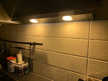 LED-Spot mit warmweißer Filterfolie – LED-Filterfolien für gemütliches Licht von Folien Fischer Hamburg