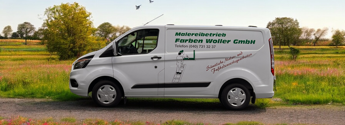 Ein weißer Lieferwagen parkt auf einer Schotterstraße, umgeben von grünen Feldern und Bäumen. An der Seite des Lieferwagens sind der Schriftzug „Malereibetrieb Farben Woller GmbH“ und eine Telefonnummer zu sehen. Außerdem ist eine gemalte Figur einer Person auf einer Leiter zu sehen, die malt. Der Schriftzug „Sämtliche Maler- und Bodenverlegearbeiten“ weist auf die angebotenen Dienstleistungen hin.