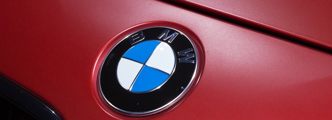 BMW Logo auf rotem Fahrzeug – Fahrzeugbeschriftung und Autofolierung von Folien Fischer Hamburg