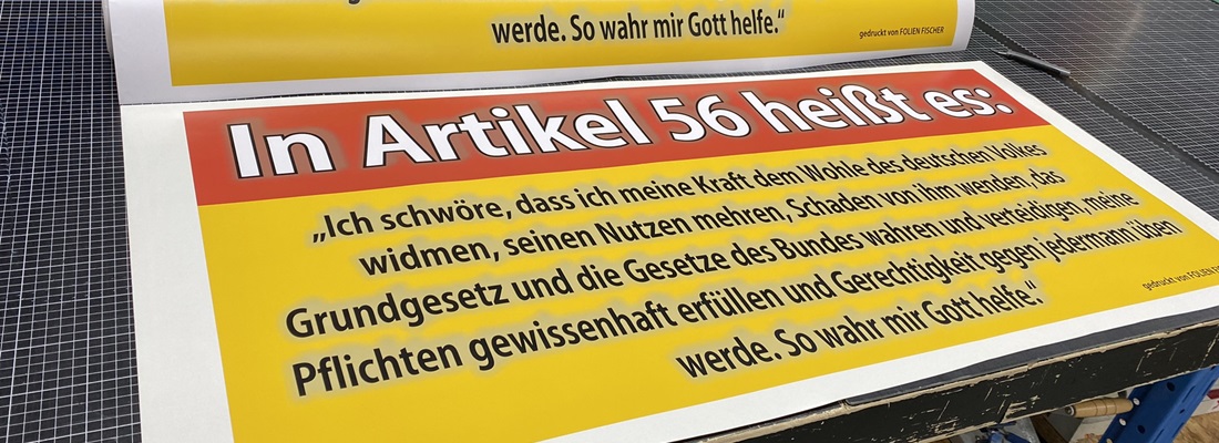 Großformatiger Digitaldruck Banner Artikel 56 Grundgesetz – produziert von Folien Fischer Hamburg