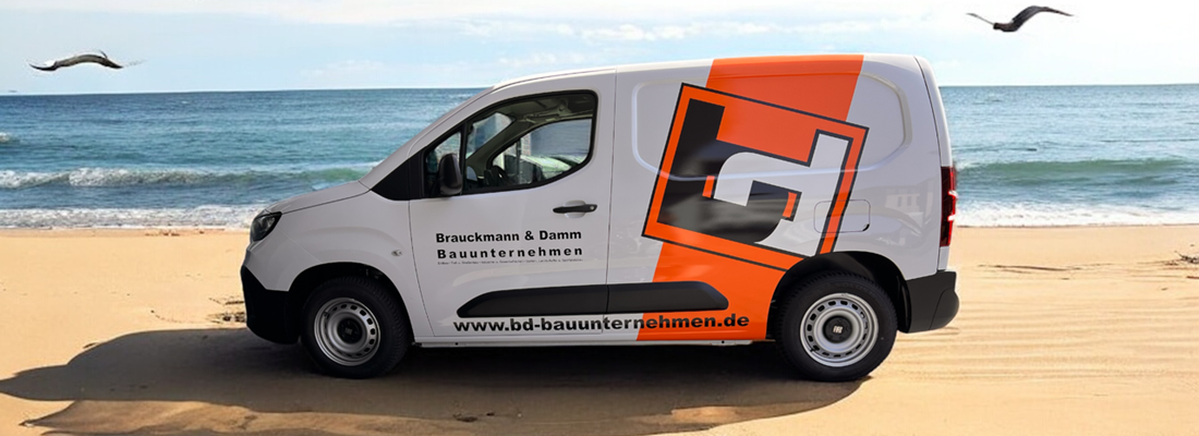 Weisser Lieferwagen mit grossem orange-schwarzem Logo und der Aufschrift „Brauckmann & Damm Bauunternehmen“ sowie der Webadresse „www.bd-bauunternehmen.de“, geparkt am Sandstrand mit Blick aufs Meer. Im Hintergrund fliegen zwei Möwen über dem Wasser.