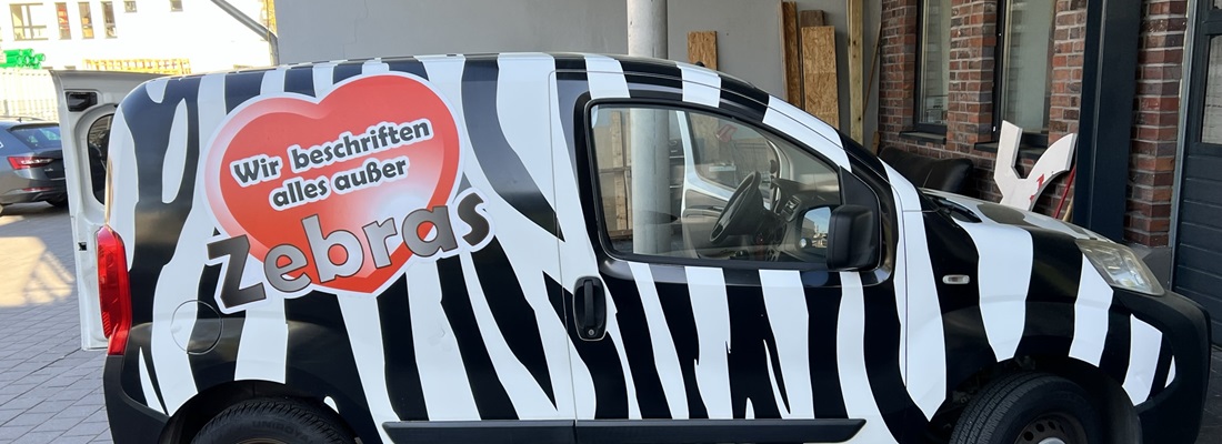 Einzigartige Fahrzeugbeschriftung im Zebra-Design von Folien Fischer Hamburg. Kreative Vollverklebungen und individuelle Designs für Firmenfahrzeuge in Bergedorf und Umgebung