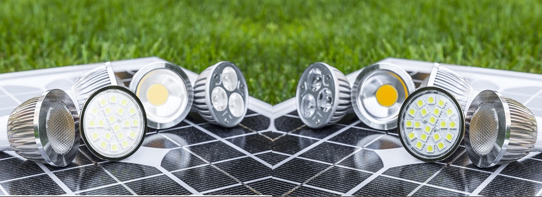 LED-Leuchtmittel auf Solarpanel im Freien – energieeffiziente Lichttechnik in Kombination mit Solarenergie