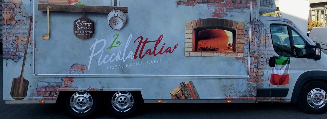 Fahrzeugbeschriftung Foodtruck La Piccola Italia mit Holzofen, Pizza-Motiv und italienischem Design – mobiler Catering-Service in Hamburg, Bergedorf, Reinbek, Geesthacht, Glinde und Wentorf.