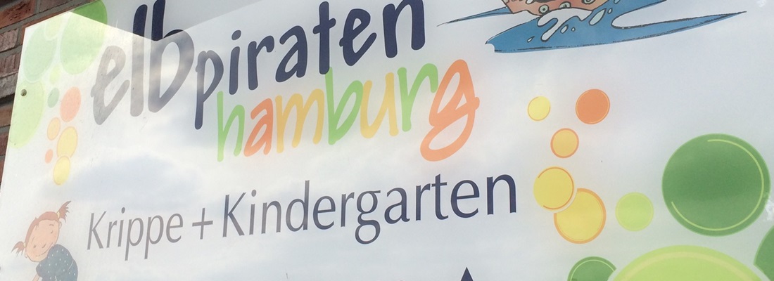 Buntes Kindergarten-Schild Elbpiraten Hamburg – Werbeschild mit Illustrationen und Text Krippe + Kindergarten, gestaltet von Folien Fischer in Bergedorf, Reinbek, Glinde, Geesthacht, Wentorf und Lüneburg