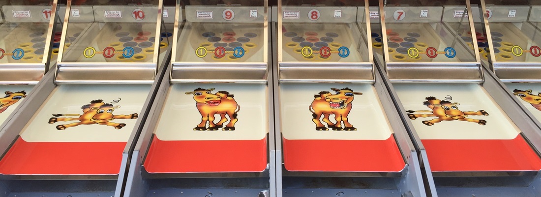 Kirmesspiel mit bunten kamel, Wurfspielautomat mit Zahlenfeldern, Jahrmarkt Dekoration von Folien Fischer Hamburg, gestaltet für Events in Bergedorf, Geesthacht, Wentorf, Reinbek, Lauenburg und Glinde.