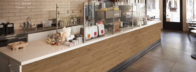 ein ladenlokal mit holzfarbender möbelfolie verklebt