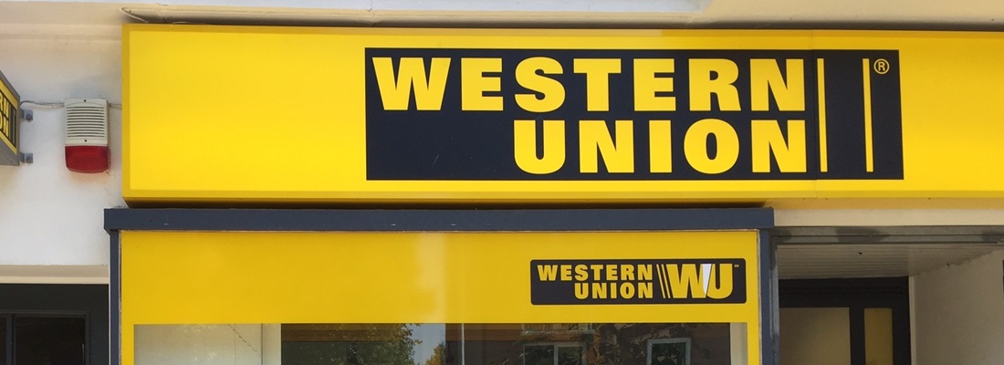 Leuchtkasten mit Western Union Logo in Gelb und Schwarz – Außenwerbung von Folien Fischer Hamburg Bergedorf. Gestaltung und Montage von Leuchtreklame für Firmen in Reinbek, Glinde, Geesthacht, Lauenburg, Schwarzenbek und Wentorf.