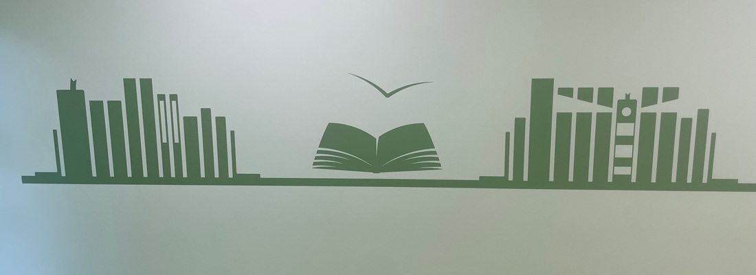 Grüne Wandgrafik auf weissem Hintergrund mit stilisierten Bücherregalen links und rechts, in der Mitte ein geöffnetes Buch mit fliegender Möwe darüber. Die rechte Bücherreihe enthält Elemente wie eine Uhr und einen Leuchtturm, was auf eine symbolische Darstellung von Wissen und Bildung hindeutet.