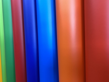 Matte Selbstklebefolien in vielen verschiedenen Farben.
