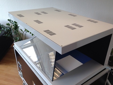 Hochwertiger Präsentations- und Messeaufsteller mit Spiegeltechnik – Displaybau von Folien Fischer Hamburg für Ausstellungen, Messen und Events in Bergedorf, Reinbek, Geesthacht, Lüneburg, Glinde und Wentorf.