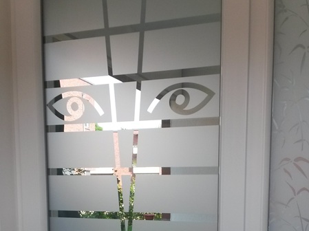 Milchglas Sichtschutzfolie mit ausgestanztem Augen-Motiv – dekorative Fensterbeklebung von Folien Fischer Hamburg, Bergedorf, Reinbek, Wentorf, Glinde, Geesthacht-schwarzenbek