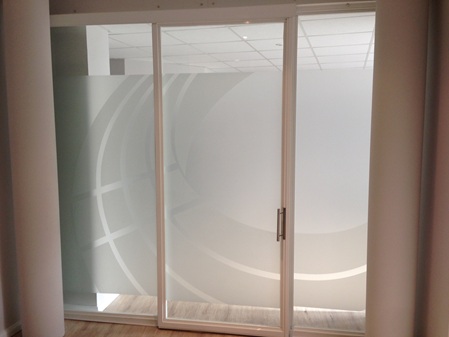 Milchglas Sichtschutzfolie mit modernem Linien-Design – dekorative Glasbeklebung von Folien Fischer Hamburg, Bergedorf, Schwarzenbek, Geesthacht, Reinbek, Lauenburg