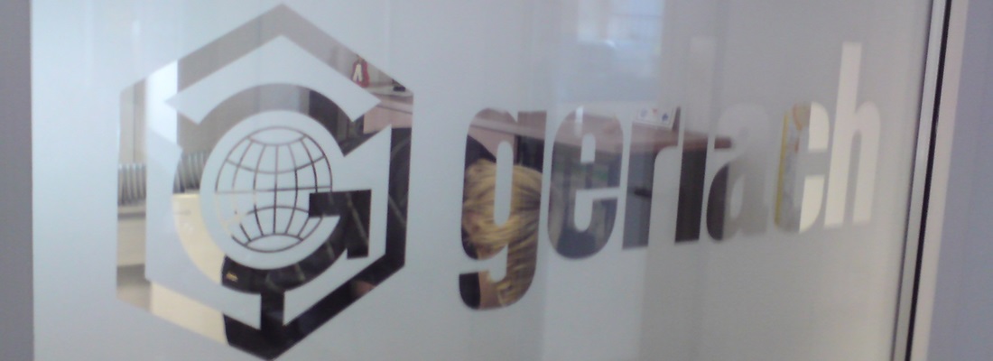 Milchglasfolie mit Logo-Ausschnitt und Schriftzug „gerlach“ auf Glaswand – individuelle Sichtschutzfolie und Logofolie von Folien Fischer Hamburg, Bergedorf, Wentorf, Glinde, Reinbek und Lauenburg.