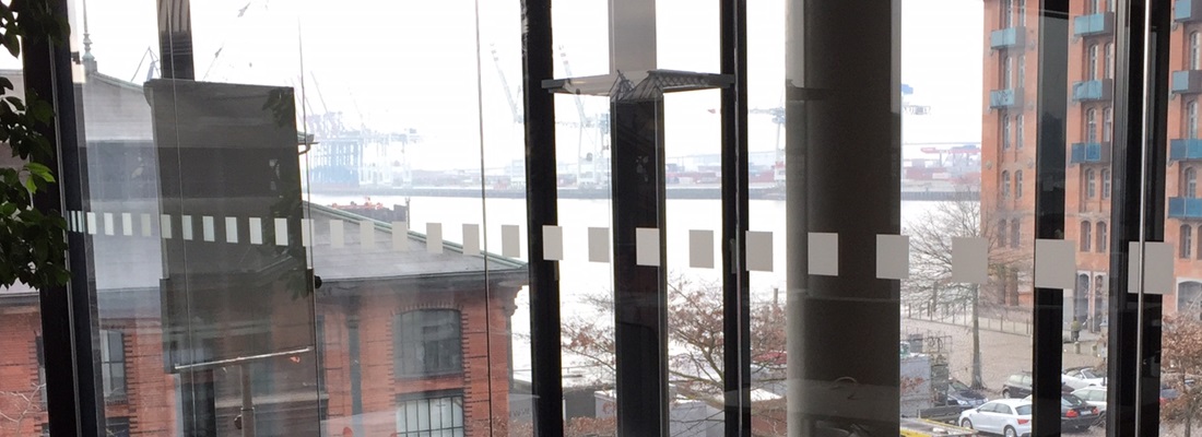 Milchglasfolie mit quadratischem Muster auf Glasfront – dekorativer Sicht- und Durchlaufschutz von Folien Fischer Hamburg, Bergedorf, Schwarzenbek, Geesthacht, Reinbek, Lauenburg, Glinde