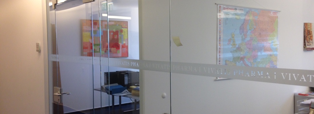 Milchglasfolie mit Schriftzug auf Glastür – eleganter Sichtschutz mit Firmenlogo von Folien Fischer Hamburg, Bergedorf, Schwarzenbek, Geesthacht, Reinbek, Lauenburg, Glinde.