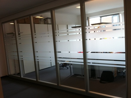 Milchglasfolie mit Streifen auf Glaswand im Büro – moderner Sichtschutz von Folien Fischer Hamburg, Bergedorf, Schwarzenbek, Geesthacht, Reinbek, Lauenburg, Glinde