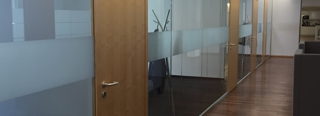 Milchglasfolie als durchgehender Streifen auf Glastüren und Glaswänden – moderner Sichtschutz von Folien Fischer Hamburg, Bergedorf, Schwarzenbek, Geesthacht, Reinbek, Lauenburg, Glinde