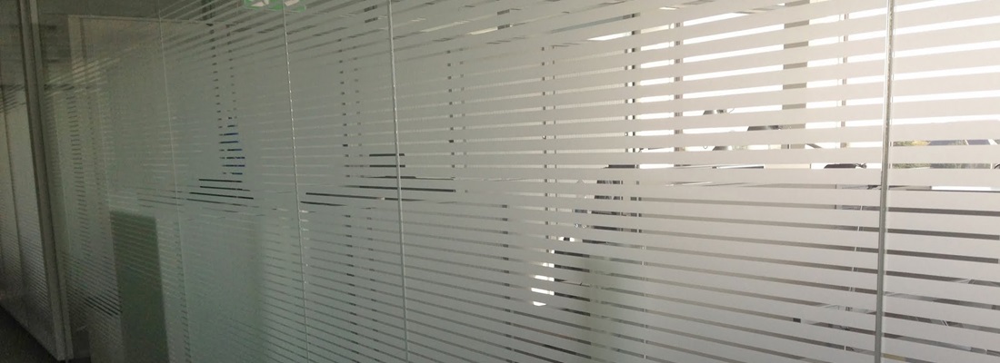 Milchglasfolie in horizontalen Streifen für Glaswand im Büro – moderner Sichtschutz von Folien Fischer Hamburg, Bergedorf, Schwarzenbek, Geesthacht, Reinbek, Lauenburg, Glinde