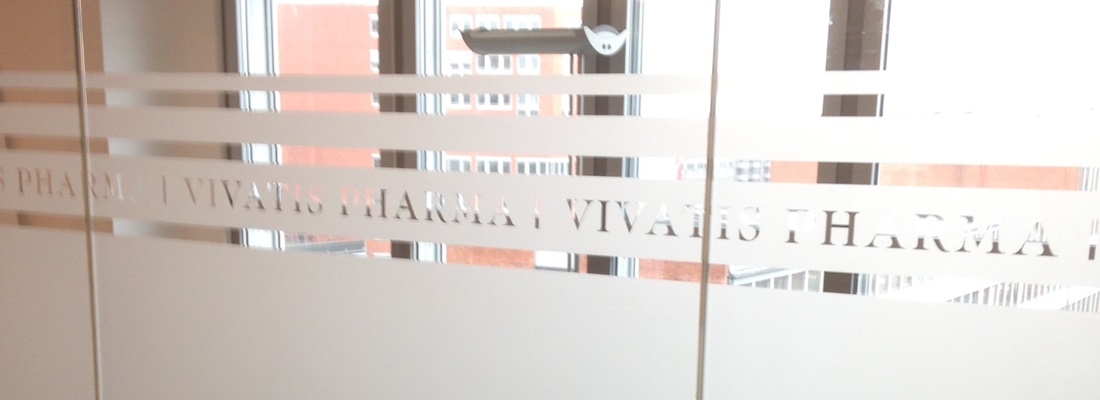 Milchglasfolie mit Streifen und Firmenlogo als Sichtschutz für Büroglaswand – individuelle Glasdekorfolien von Folien Fischer Hamburg Bergedorf. Sichtschutzfolien mit Logo auch für Reinbek, Geesthacht, Glinde und Wentorf