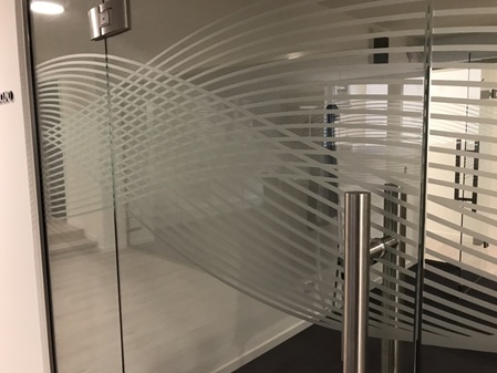 Milchglasfolie mit Wellenmuster auf Glastür – stilvoller Sichtschutz von Folien Fischer Hamburg, Bergedorf, Schwarzenbek, Geesthacht, Reinbek, Lauenburg, Glinde