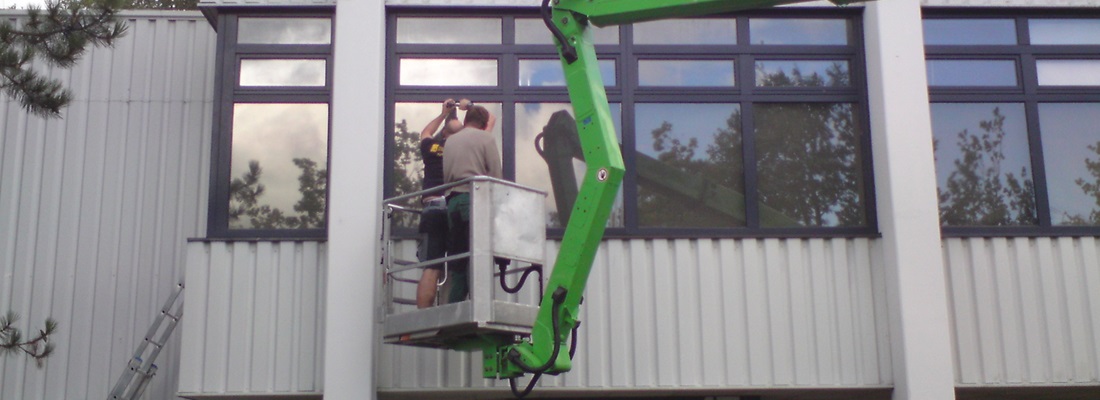 Montage von Sonnenschutzfolie an Bürofenstern mit Hebebühne – professionelle Folieninstallation von Folien Fischer Hamburg, Bergedorf, Schwarzenbek, Geesthacht, Reinbek, Lauenburg, Glinde.