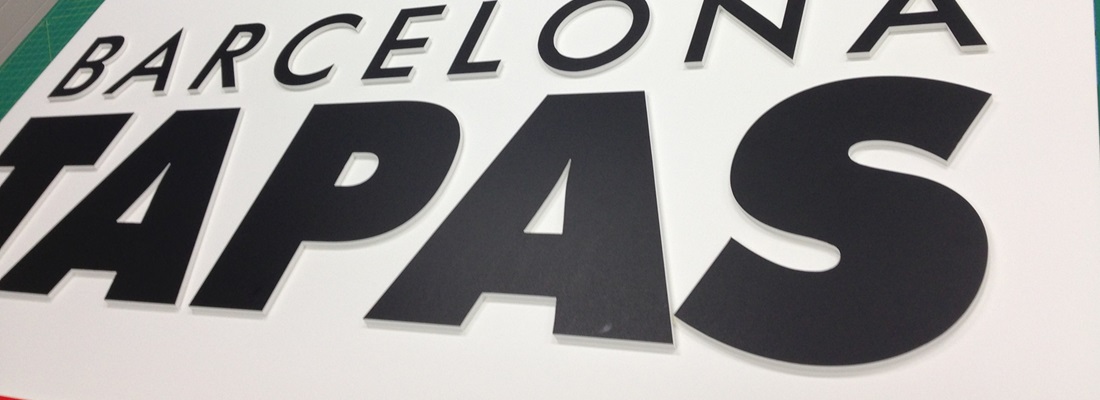 Nahaufnahme von 3D-Buchstaben mit gefräster Schrift – Werbetechnik und Reliefbuchstaben von Folien Fischer in Hamburg Bergedorf, Reinbek, Geesthacht, Glinde, Wentorf und Schwarzenbek.