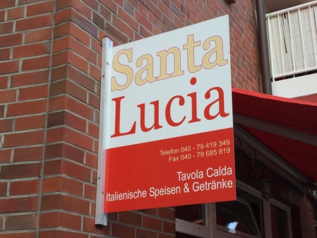 nasenschild Restaurantschild Santa Lucia in Hamburg – rotes und weißes Firmenschild mit Schriftzug für italienische Speisen und Getränke, gestaltet von Folien Fischer in Bergedorf, Reinbek, Glinde, Geesthacht, Wentorf und Lüneburg