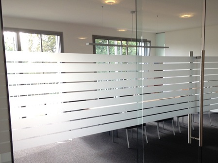 Glaswand im Büro mit Milchglasfolie in Streifenoptik – Sichtschutzfolie für Konferenzräume, Besprechungsräume und Büros von Folien Fischer Hamburg, Bergedorf, Reinbek, Geesthacht, Glinde, Lüneburg und Umgebung.