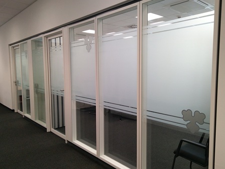 Milchglasfolie mit Dekorstreifen auf Glaswand im Büro – Sichtschutz und Designfolie für Konferenzräume und Besprechungsräume von Folien Fischer Hamburg, Bergedorf, Reinbek, Glinde, Lüneburg und Geesthacht