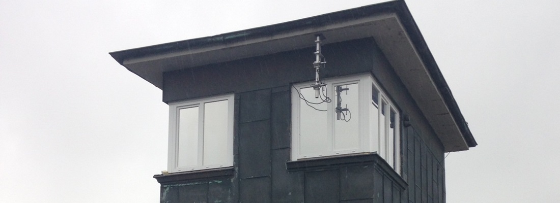 Sichtschutzfolie und Sonnenschutzfolie auf Fenstern eines Turmgebäudes – effektiver Schutz vor Blicken und Hitze von Folien Fischer Hamburg, Bergedorf, Schwarzenbek, Geesthacht, Reinbek, Lauenburg, Glinde.