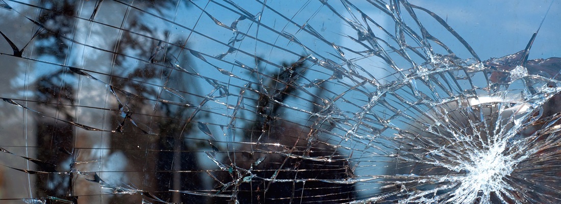 Splitterschutzfolie für Glas – Sicherheit bei Glasbruch durch reißfeste Schutzfolie. Verhindert Verletzungen und schützt Fenster & Türen. Montage durch Folien Fischer Hamburg, Bergedorf, Schwarzenbek, Geesthacht, Reinbek, Lauenburg, Glinde.