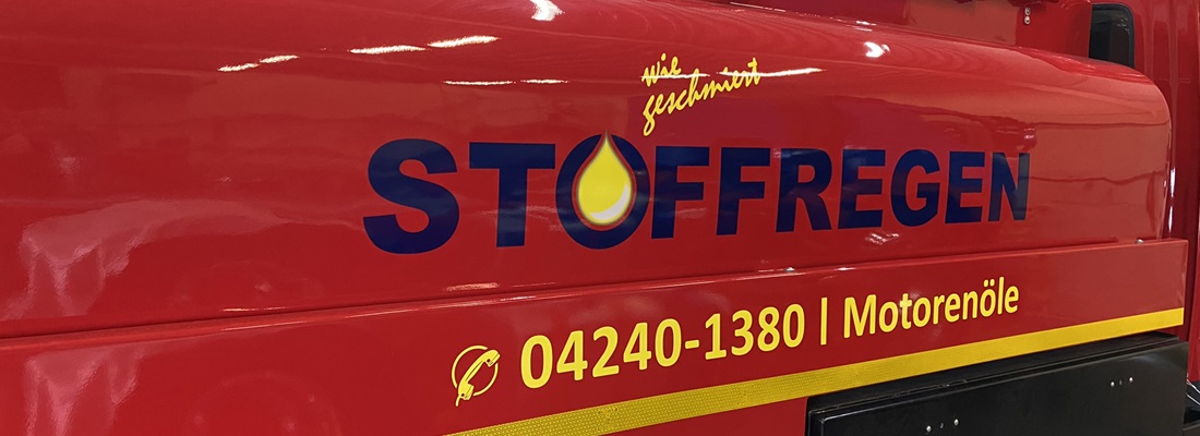 Fahrzeugbeschriftung Hamburg Bergedorf: roter Tankwagen mit Logo Stoffregen, Öl-Tropfen-Design, Telefonnummer 04240-1380 und Aufschrift Motorenöle – Werbetechnik und Folienbeschriftung vom Profi.