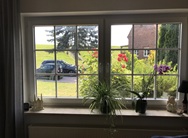 eine ansicht von innen mit sonnenschutzfolie