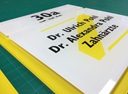 10mm plexiglas hinterglas beschriftung mit gelb schwarzem zahnarzt logo