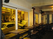 kneipe mit amber sonnenschutzfolien beklebt